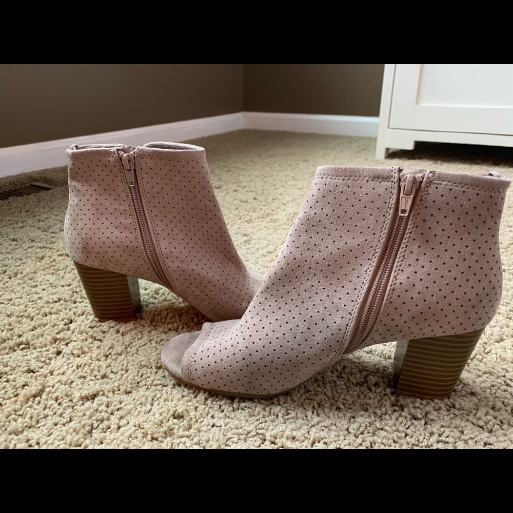 PERFECT Bootie (*LIKE NEW*) for Fall & Spring!! - Picture 3 of 5